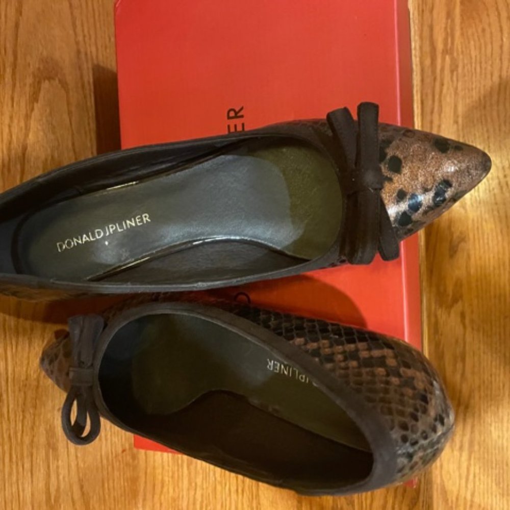 Donald J. Pliner Ginni Bow Pump, SZ 9, Bronze - Picture 6 of 6